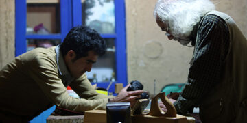 “فەرید ئیلهامی” لە فیلمەکانی “تەنبوور” و “هۆنیاوانانی چیا پیرۆزەکان” مێژووی تەنبوور دەگێڕێتەوە