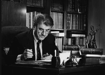 ساڵح نیکبه‌خت: “جه‌عفه‌ر په‌ناهی” بۆ هه‌میشه نه‌چۆته ده‌ره‌وه و چوارشه‌مه‌ی داهاتوو له‌گه‌ڵ یه‌کتری دیدارمان هه‌یه