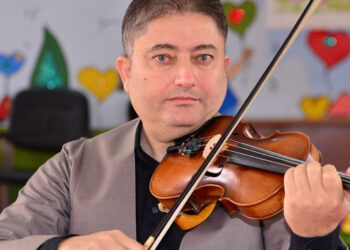 ھونەرمەند ئارام سەردار: کاتێ کەمانەکەم لە باوەش دەگرم بە خۆشەویستی دەیژنم