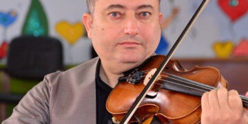 ھونەرمەند ئارام سەردار: کاتێ کەمانەکەم لە باوەش دەگرم بە خۆشەویستی دەیژنم