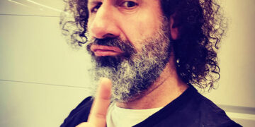 تەنها مۆرکی خۆمم لە هیچ کەسێک ناچم!