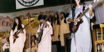 تیپی موزیکی (خانزاد)، یەکەم تیپ بو لەھەموو عێراق کە سەرجەم ژەنیارو گۆرانیبێژەکانی تەنیا کچ بێت.