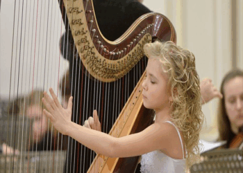 کـیژۆڵە ئەلـیسا سادیکـۆڤـا هـارپـژەنـێکی جیهـانییە..