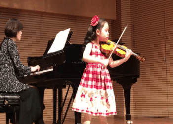 یـۆیـۆن لە دوو ساڵـییەوە کەمـانچە دەژەنێـت..