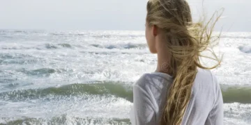 سه‌رگۆن پۆڵس و كچه‌ قژزه‌رده‌ ئیرله‌ندییه‌كه‌